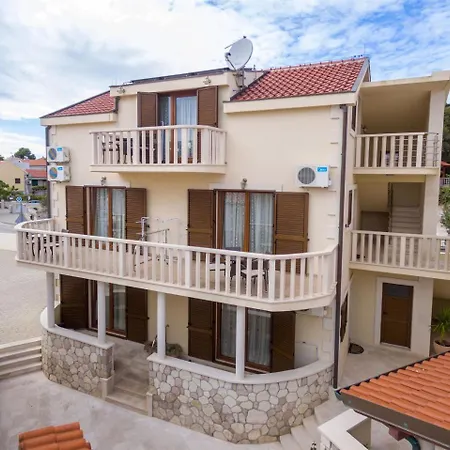 Hrvoje Apartment *